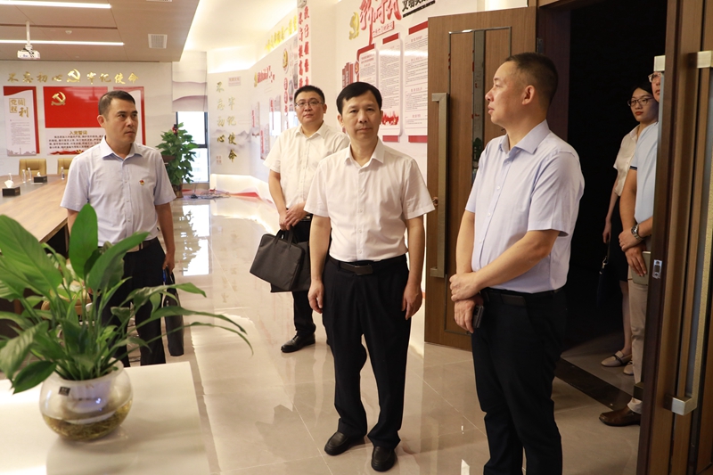 參觀(guān)黨員活動(dòng)室.JPG